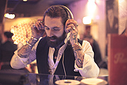 Ricki Hall im PomadeShop (©Foto: Dominik Kublan)